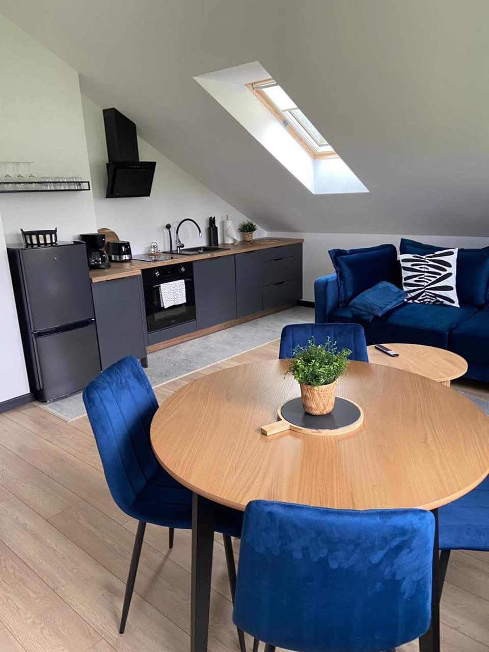 Kitchen or kitchenette, Seating area, Dining area, stove