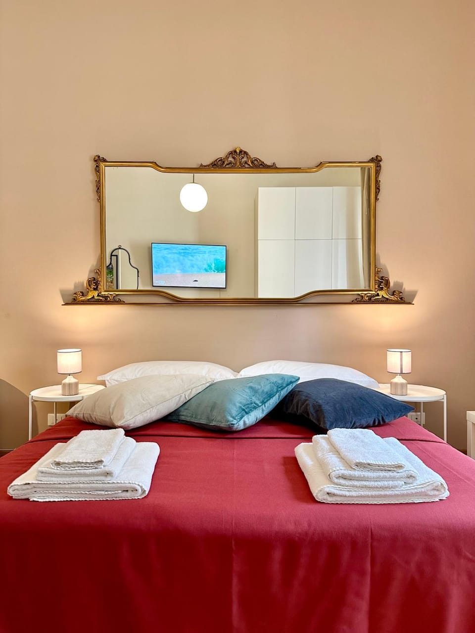 Bed, TV and multimedia, Photo of the whole room, Bedroom, towels