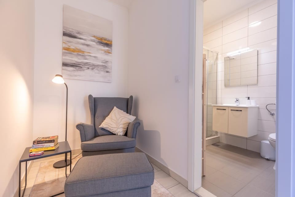 Toilet, Bathroom, Seating area