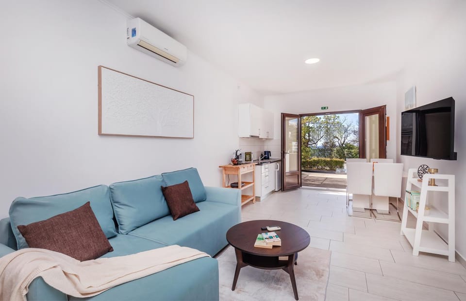 Living room, Seating area, Dining area, Evening entertainment