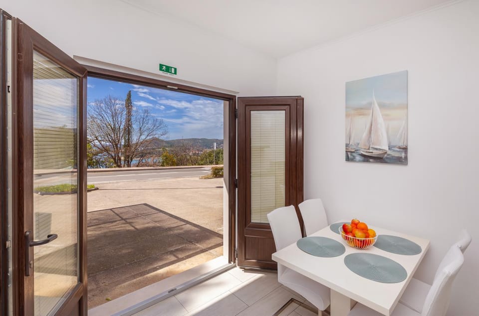 View (from property/room), Balcony/Terrace, Living room, Dining area