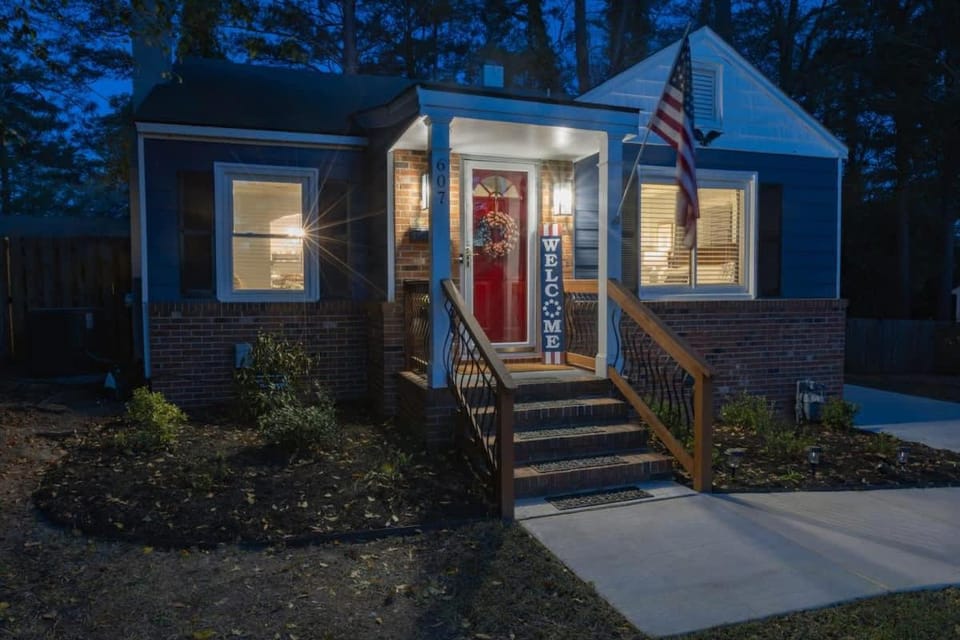 Cozy Movie Room and King Size Bed House in Fayetteville