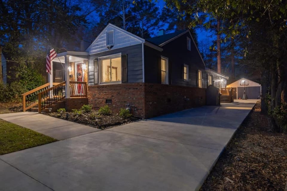 Cozy Movie Room and King Size Bed House in Fayetteville
