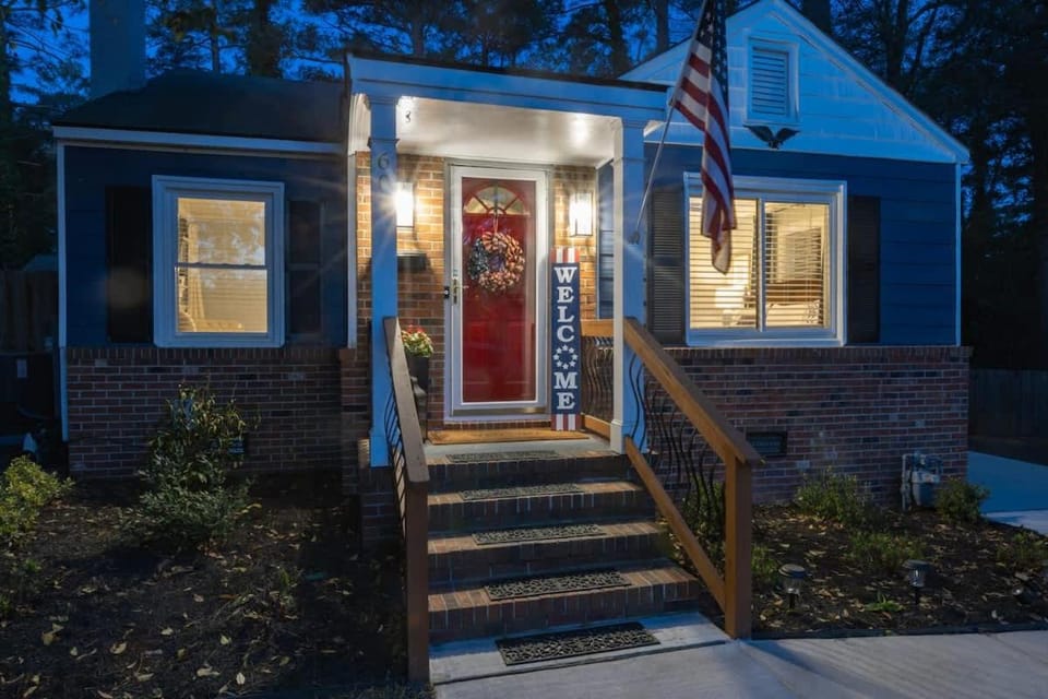 Cozy Movie Room and King Size Bed House in Fayetteville