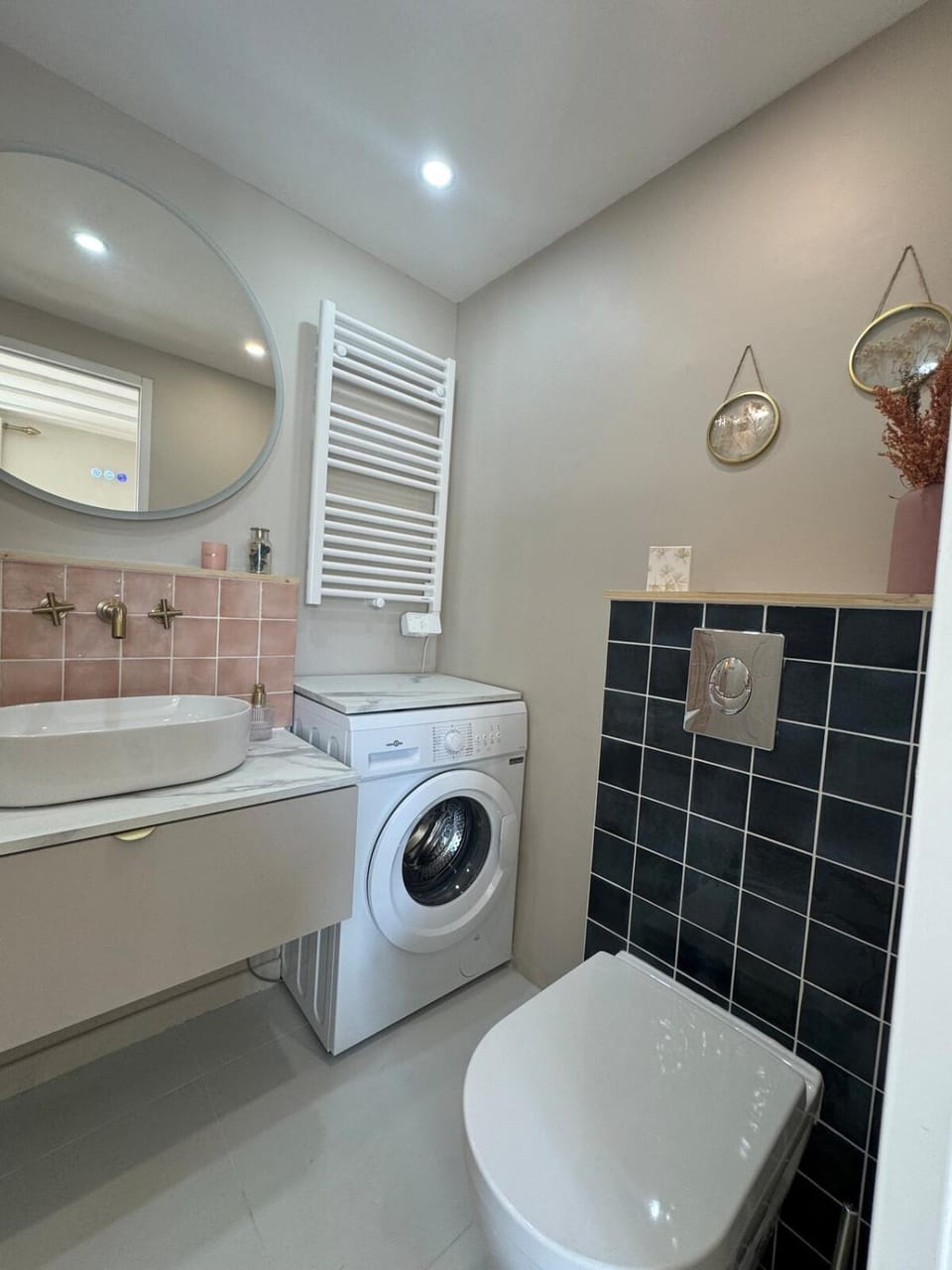 Toilet, Bathroom, towels, washing machine, dryer