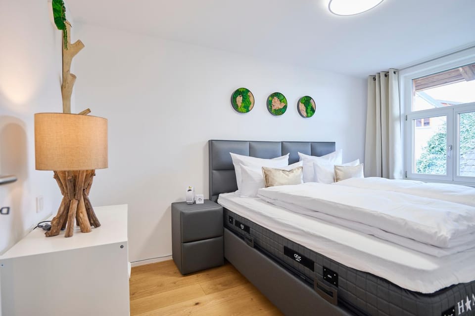 Bed, TV and multimedia, Photo of the whole room, Evening entertainment, Bedroom, towels