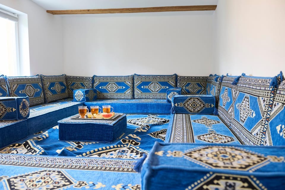 Living room, Food and drinks, Seating area