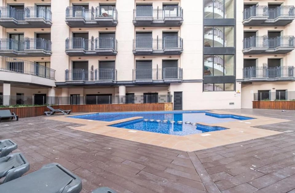 Swimming pool, sunbed