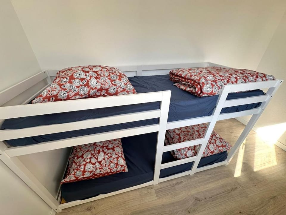 Bedroom, bunk bed