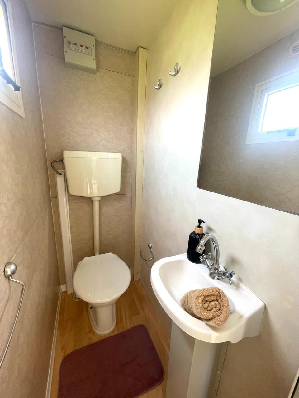 Toilet, towels