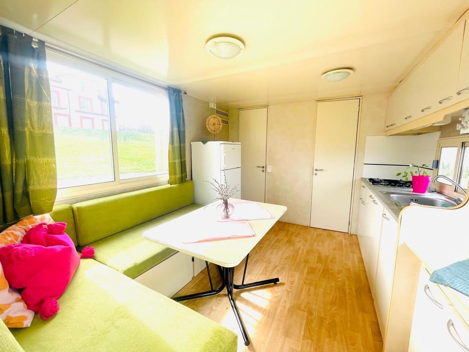 Kitchen or kitchenette, Living room, Seating area, Dining area, pet friendly, stove