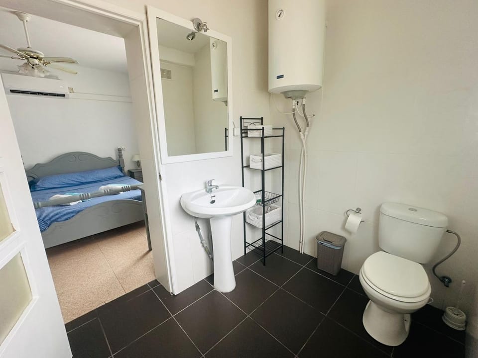 Shower, Bathroom, Bedroom, towels