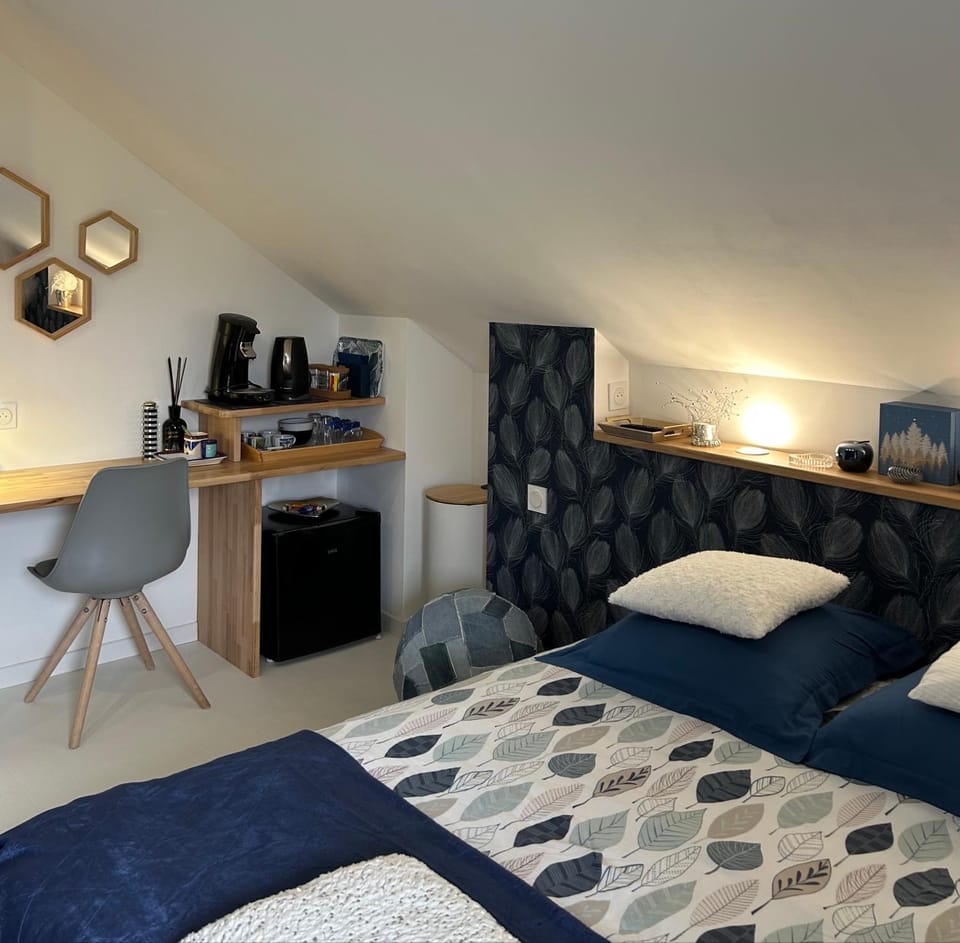 Bed, Photo of the whole room, Bedroom, minibar