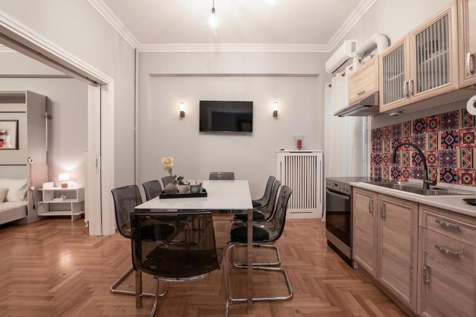TV and multimedia, Kitchen or kitchenette, Living room, Seating area, Dining area