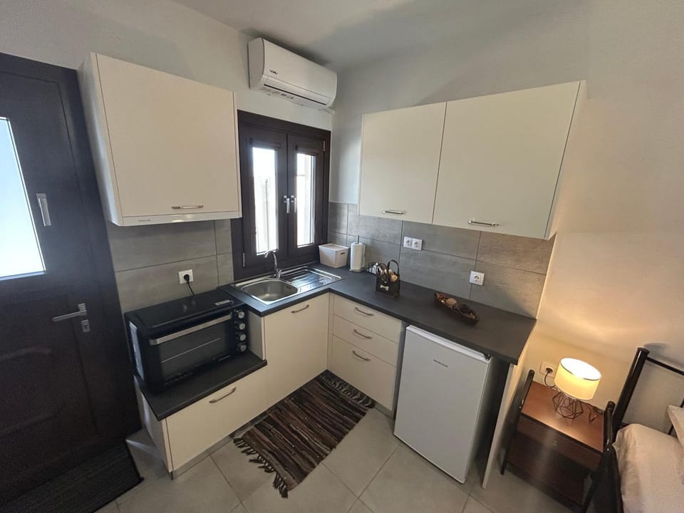 Kitchen or kitchenette, oven