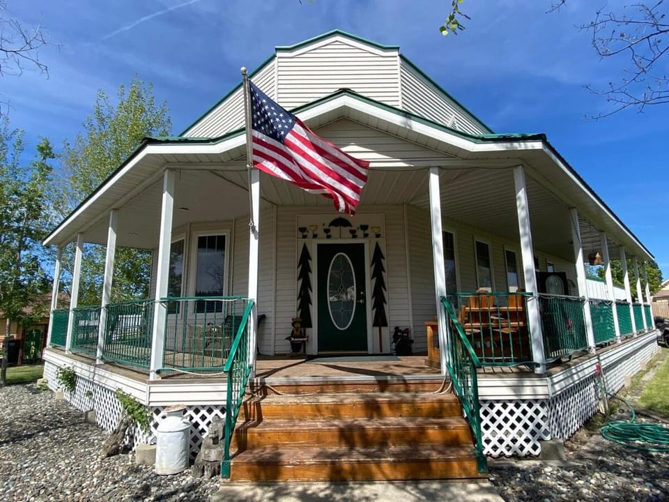 Winchester Lake House RELAX Pool Games FUN Getaway House in Nez Perce