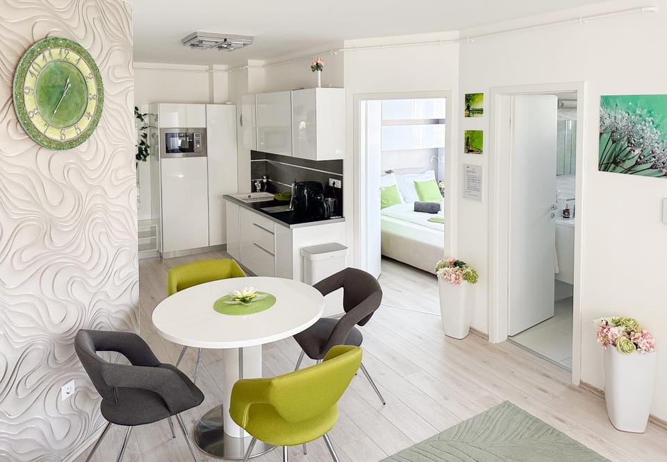 Kitchen or kitchenette, Dining area, dishwasher, oven, stove