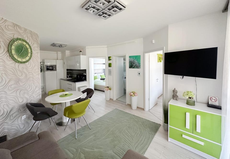 TV and multimedia, Kitchen or kitchenette, Living room, Dining area, Evening entertainment, stove