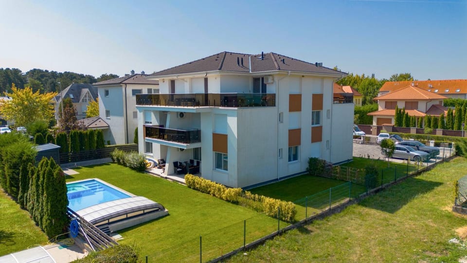 Property building, Spring, Neighbourhood, Natural landscape, BBQ facilities, Garden, Cycling, Garden view, Pool view, Swimming pool, Location, Parking, sunbed