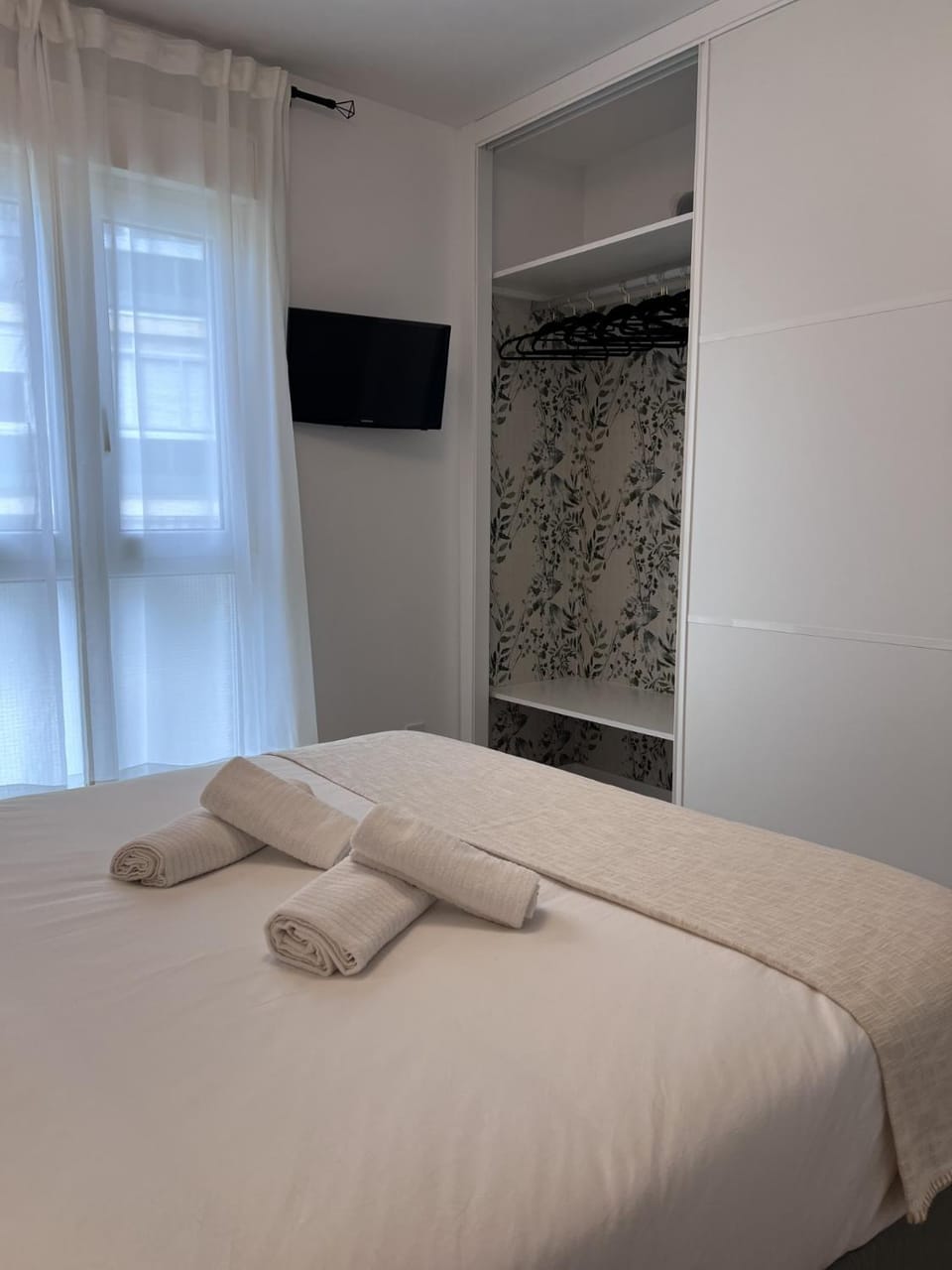 Bed, TV and multimedia, Photo of the whole room, Bedroom