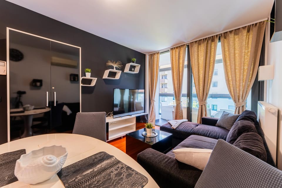 TV and multimedia, Living room, Photo of the whole room, Seating area, Dining area