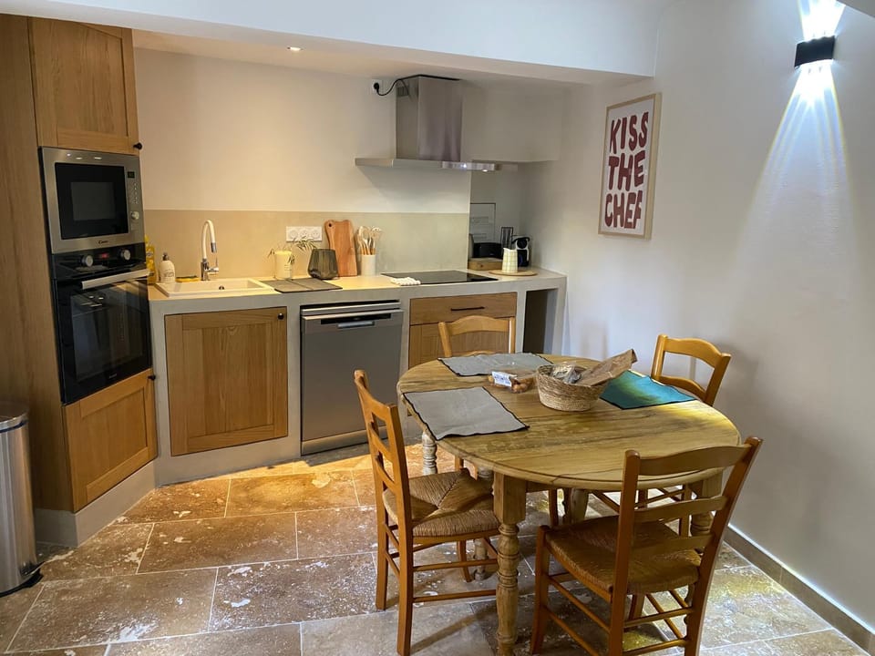 Coffee/tea facilities, Kitchen or kitchenette, Dining area, dishwasher, oven, stove, toaster
