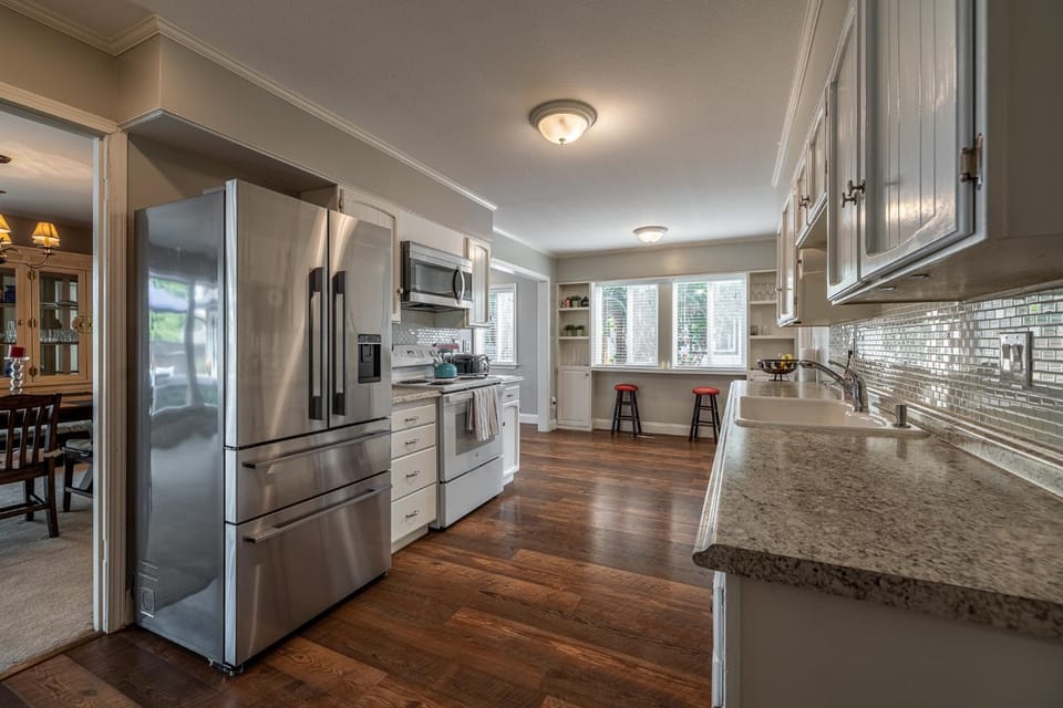 Kitchen or kitchenette, Dining area, minibar, oven