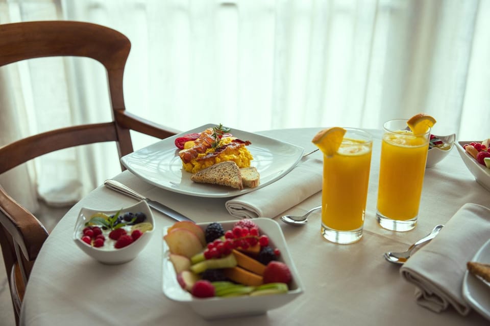 Food and drinks, Food, Breakfast, Continental breakfast, Lunch, Drinks