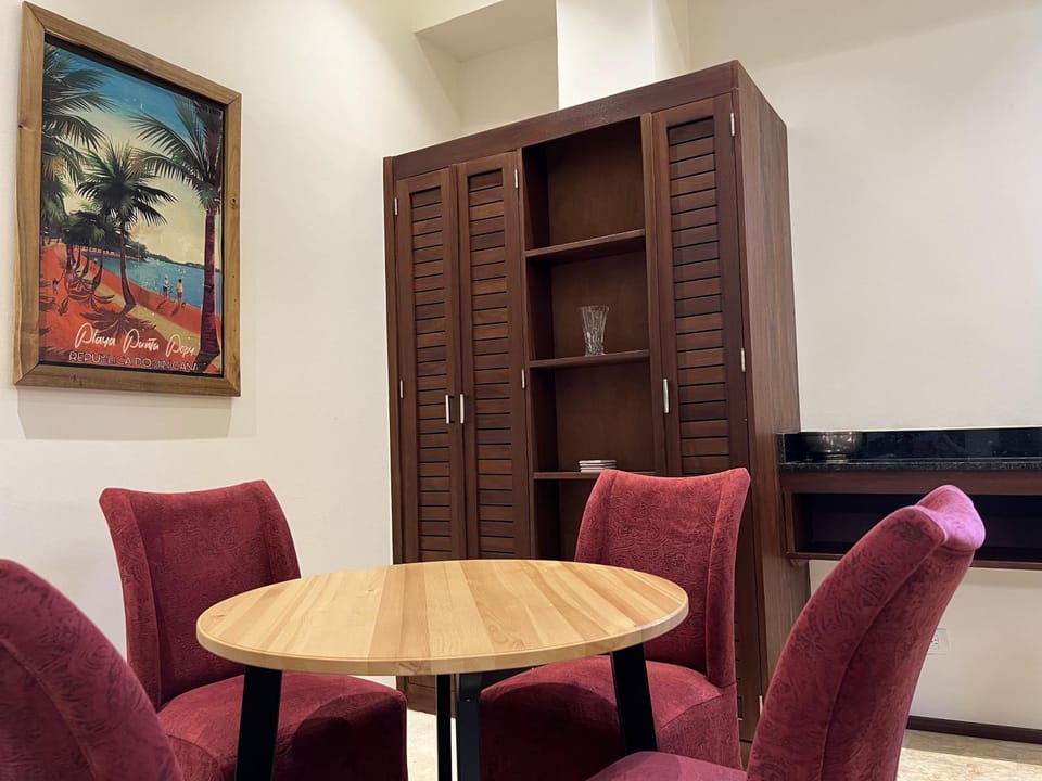 Seating area, Dining area, wardrobe
