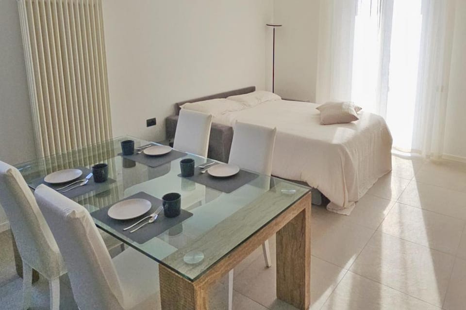 Bed, Dining area