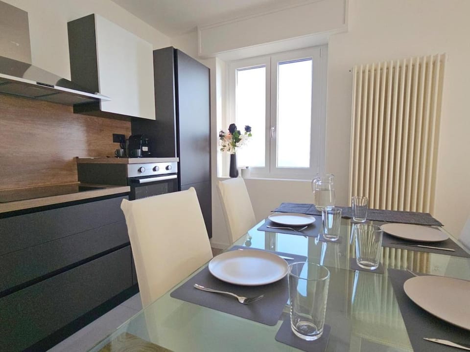 Kitchen or kitchenette, Dining area, oven, stove
