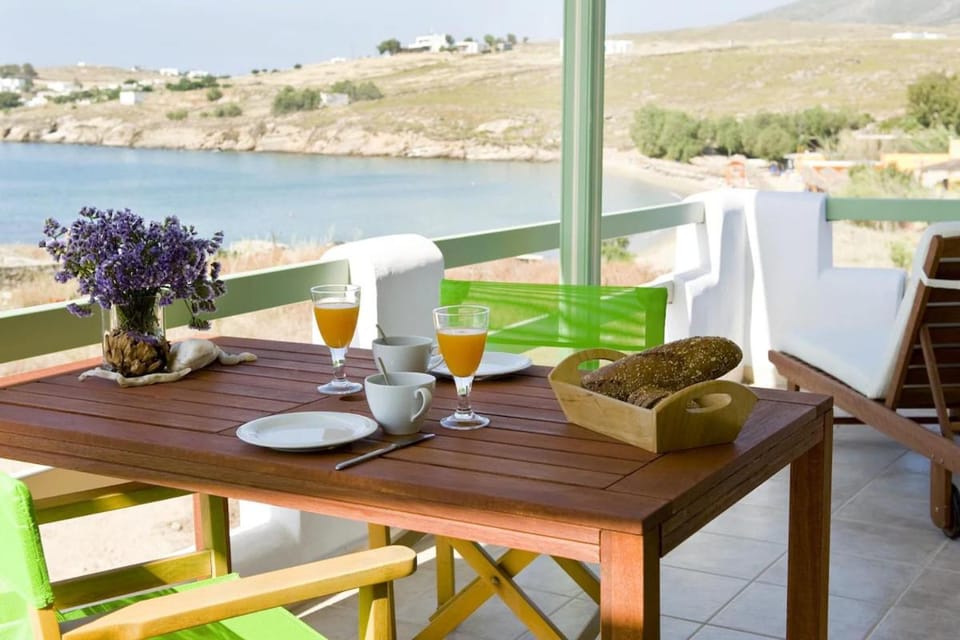 Julia's Beach Studio, familienfreundlich am Meer,mit XL Terrasse, Meerespanorama Apartment in Paros, Greece