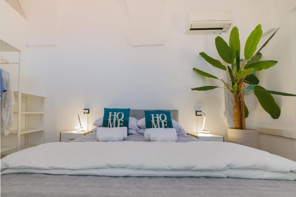 Bed, Photo of the whole room, Bedroom, air conditioner