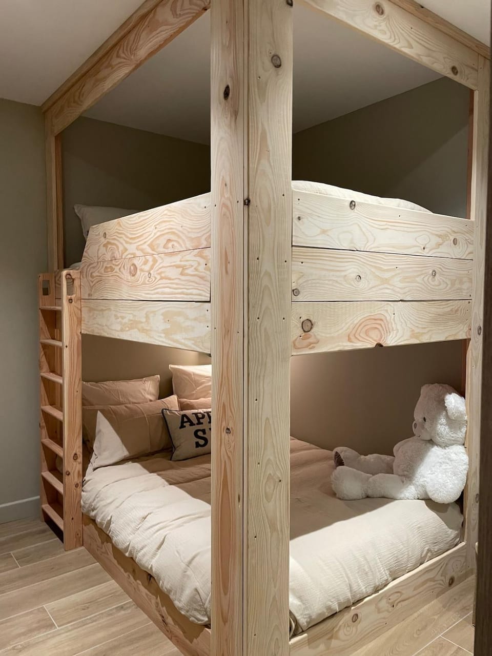 Bedroom, bunk bed