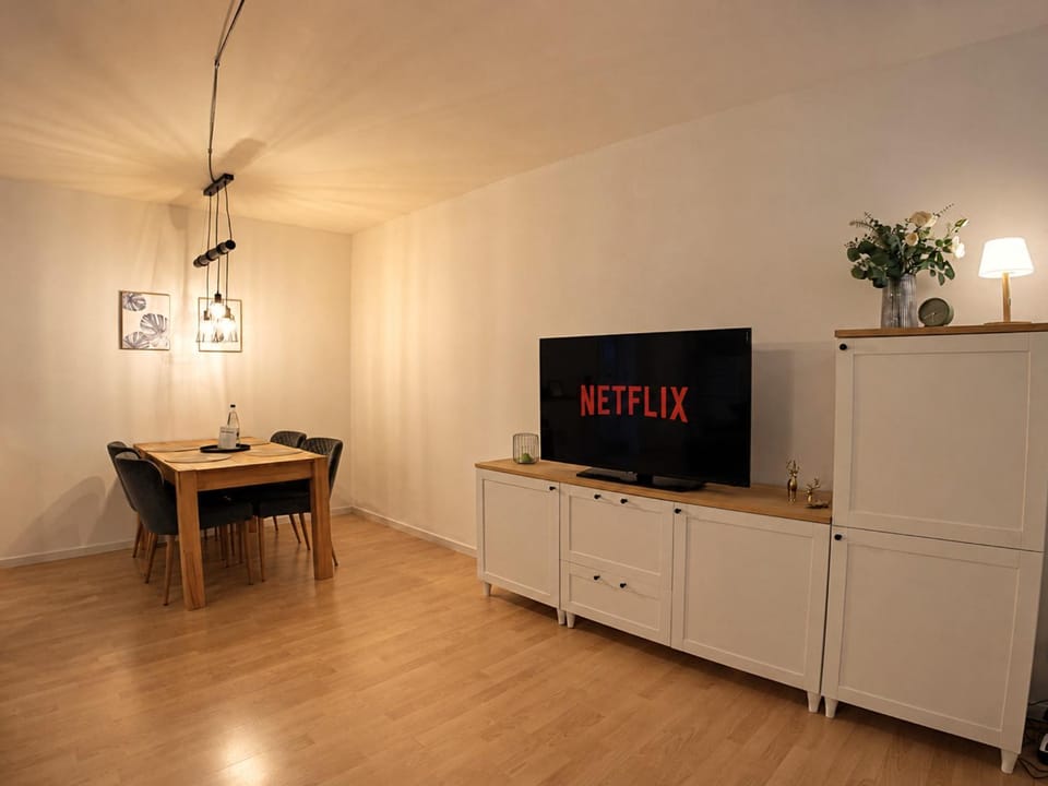 TV and multimedia, Living room, Dining area, Entertainment