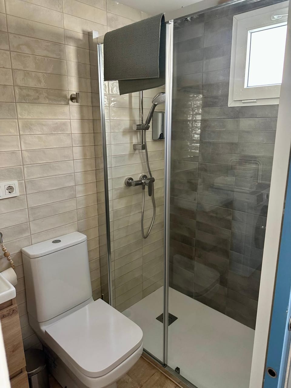 Shower, Toilet, Bathroom, towels