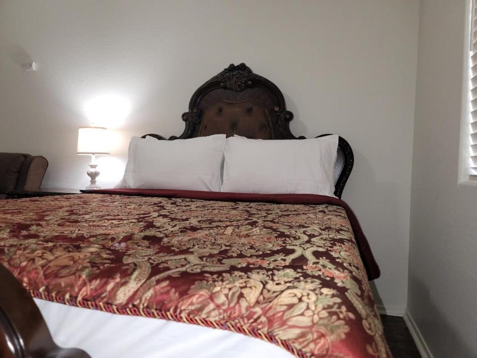 Phoenix Queen Bed Oasis VI Bedroom 2 Vacation rental in Estrella Village