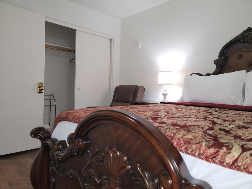 Phoenix Queen Bed Oasis VI Bedroom 2 Vacation rental in Estrella Village
