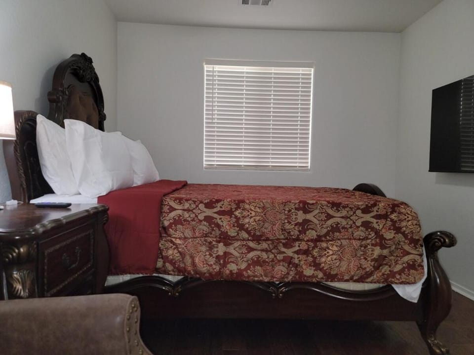 Phoenix Queen Bed Oasis VI Bedroom 2 Vacation rental in Estrella Village