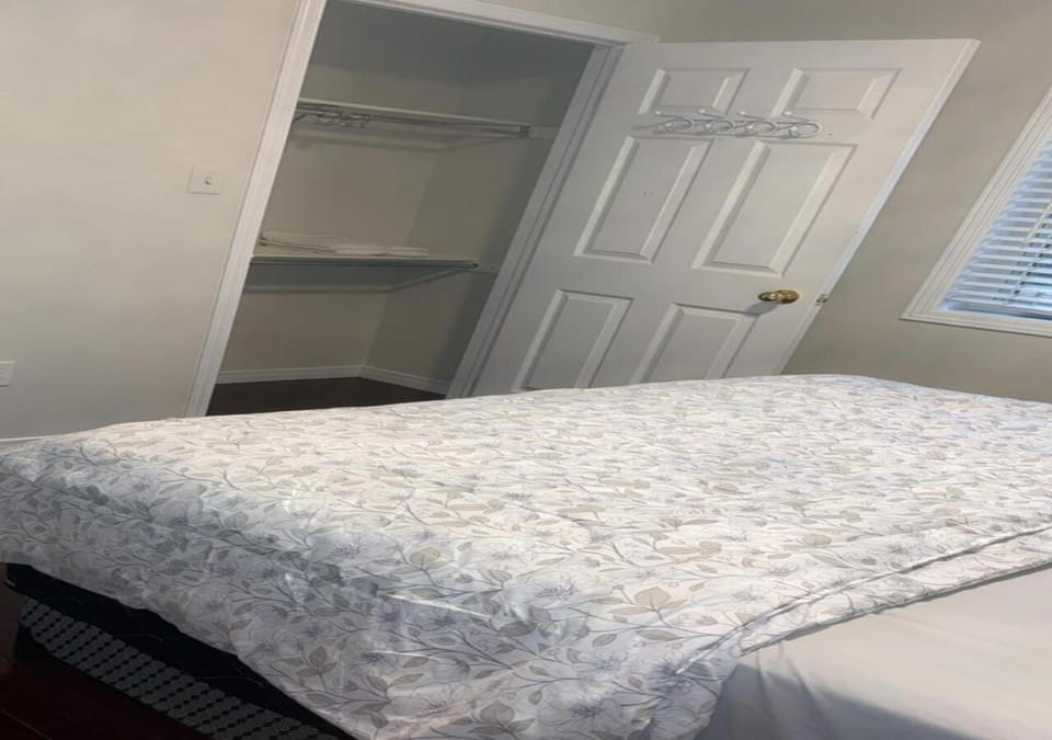 Queen Room Near Toronto Airport Vacation rental in Brampton