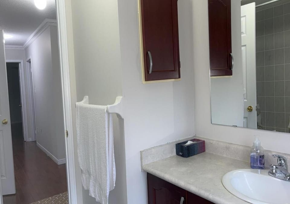Queen Room Near Toronto Airport Vacation rental in Brampton
