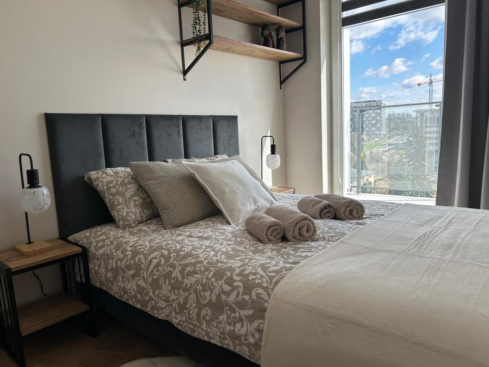 Bed, Photo of the whole room, Bedroom, towels
