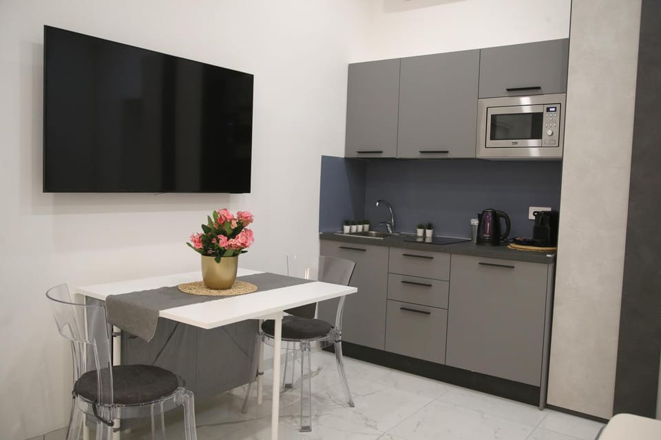 TV and multimedia, Coffee/tea facilities, Kitchen or kitchenette, Dining area, microwave, minibar, stove