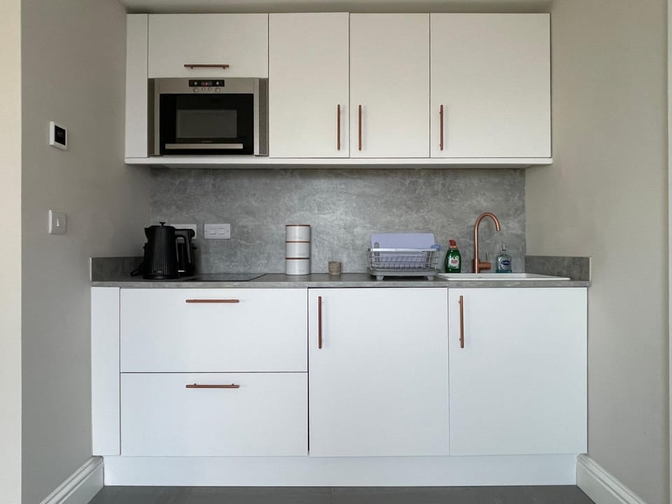 Coffee/tea facilities, Kitchen or kitchenette, stove, toaster