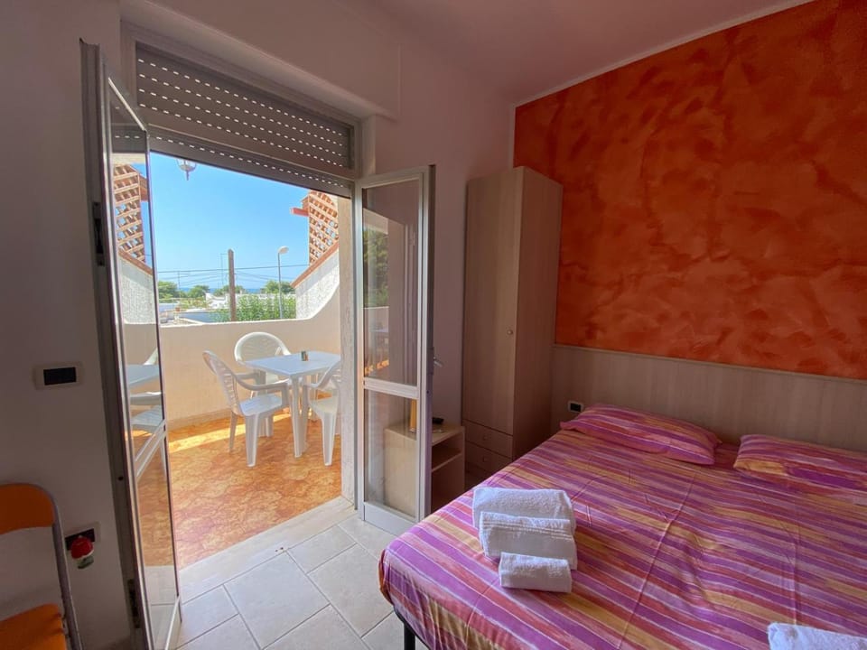 Bed, Balcony/Terrace, Photo of the whole room, Bedroom, towels
