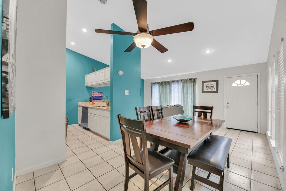 Relaxing and Spacious 2 bed 2 ba Short Walk to Beach A House in South Padre Island