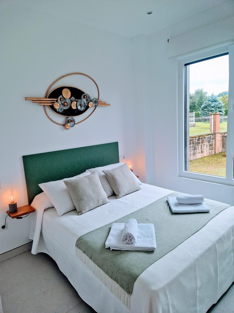 Bed, Mountain view, towels