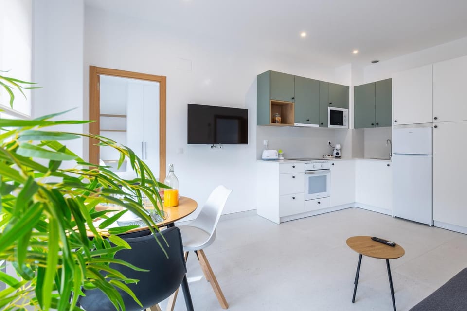 TV and multimedia, Coffee/tea facilities, Kitchen or kitchenette, Living room, Dining area, flat iron, oven, stove, toaster