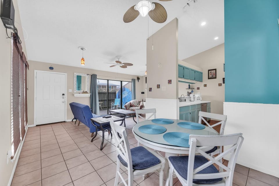 Relaxing and Spacious 2 bed 2 ba Short Walk to Beach B House in South Padre Island