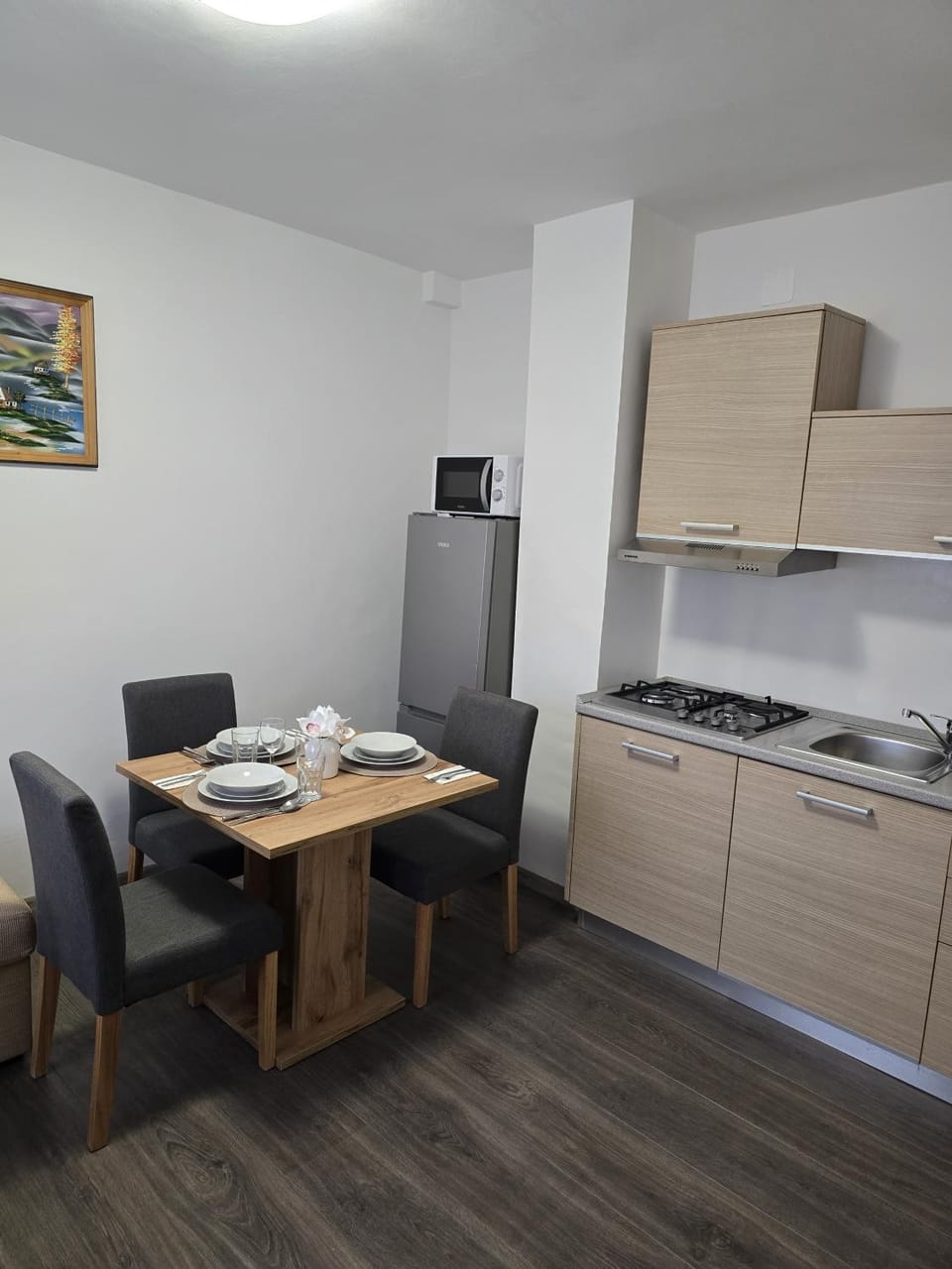Kitchen or kitchenette, Dining area